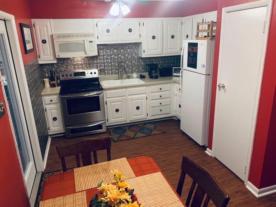 Family Friendly Downtown Home - Private Yard & Grill - Location, Location, Location! Athens Exteriér fotografie