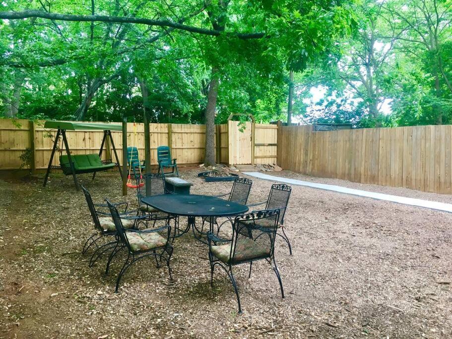 Family Friendly Downtown Home - Private Yard & Grill - Location, Location, Location! Athens Exteriér fotografie