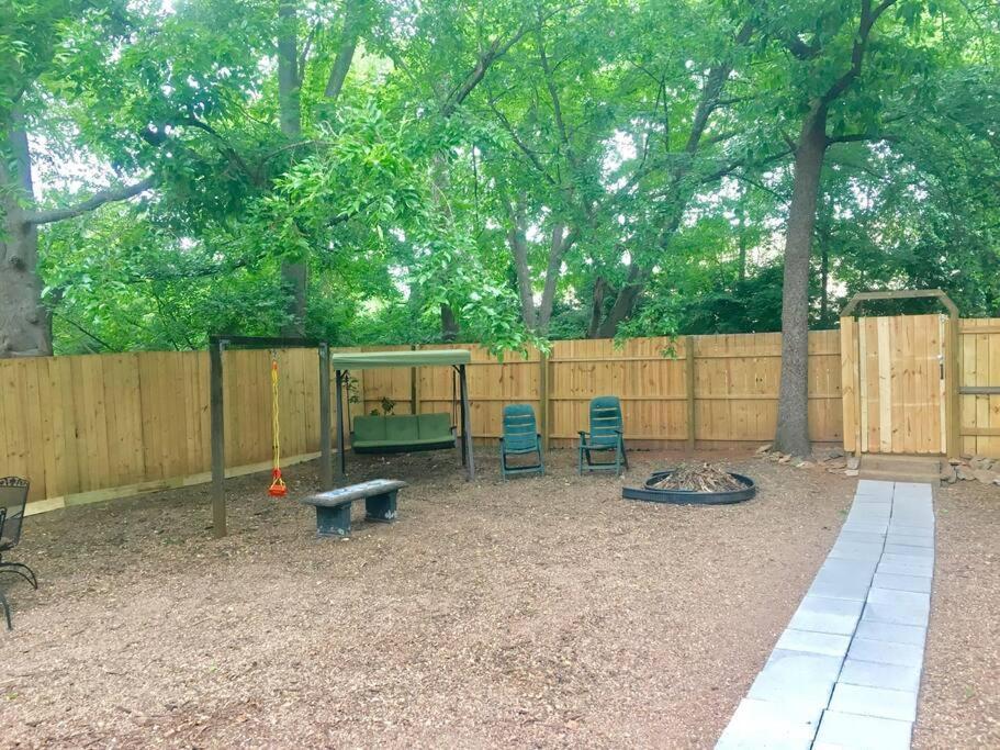 Family Friendly Downtown Home - Private Yard & Grill - Location, Location, Location! Athens Exteriér fotografie